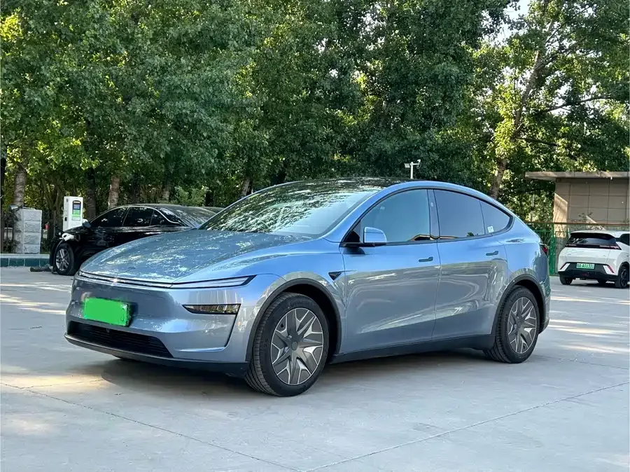 Tesla Model YL 2026