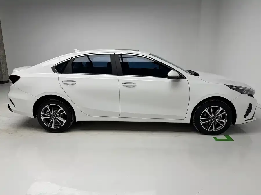 Kia K3 2023 1.5L CVT Luxury Edition 2023 — миниатюра 3