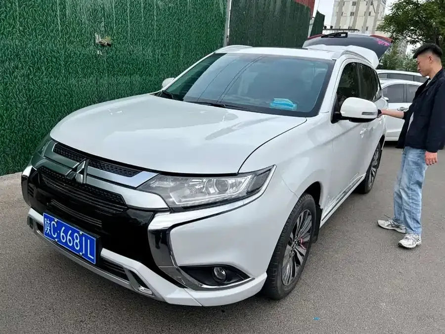 Mitsubishi Outlander Outlander 2021 facelift 2.0L 2WD Enjoy Edition 5 seats 2022 — фото 1, купить с доставкой в Москву