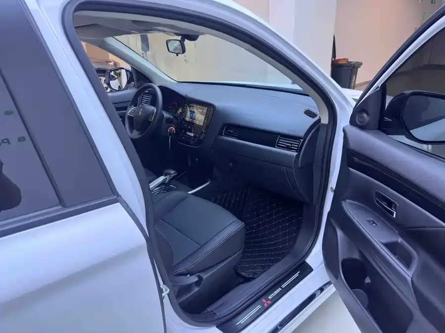 Mitsubishi Outlander Outlander 2021 facelift 2.0L 2WD 5-seater 2022 — миниатюра 3