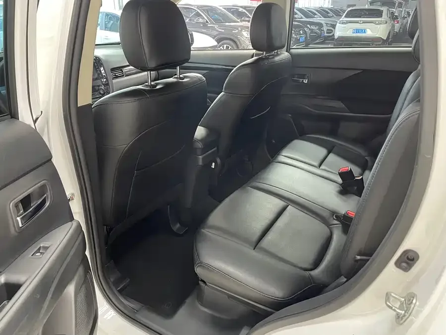 Mitsubishi Outlander Outlander 2021 2.0L 2WD 5-seater 2022 — миниатюра 3