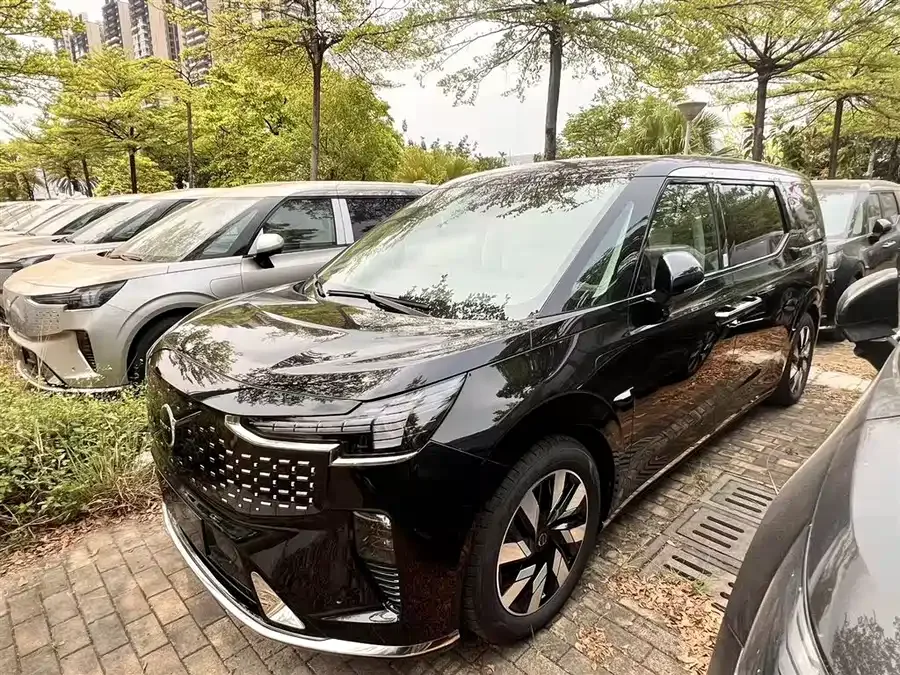 Volvo EM90 2026