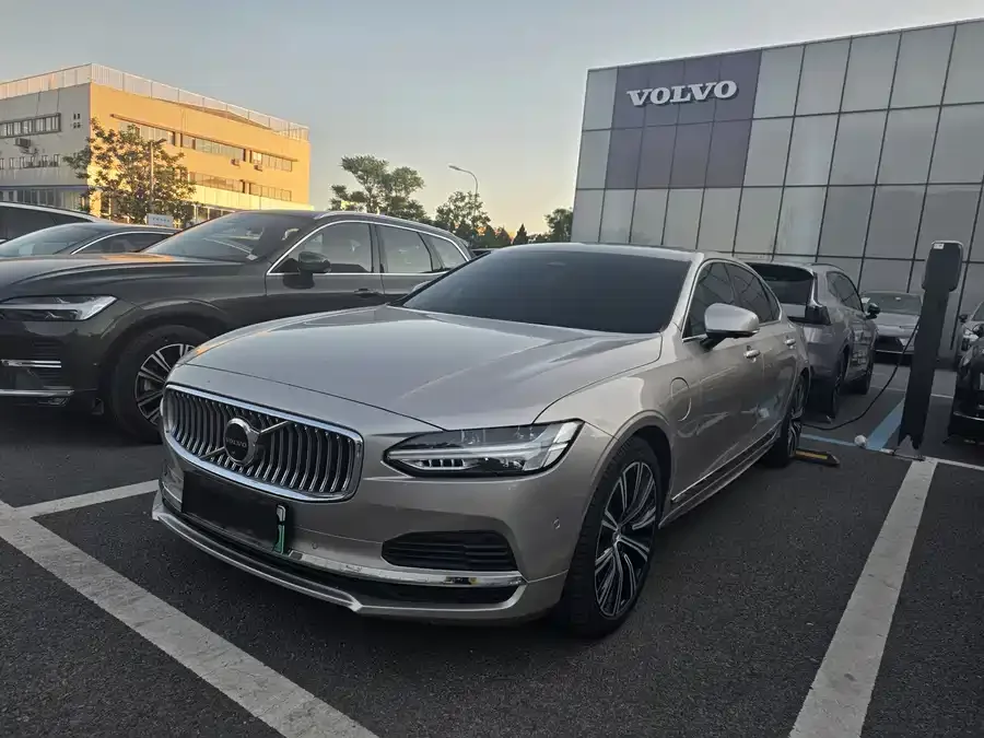 Volvo S90 plug-in hybrid 2023