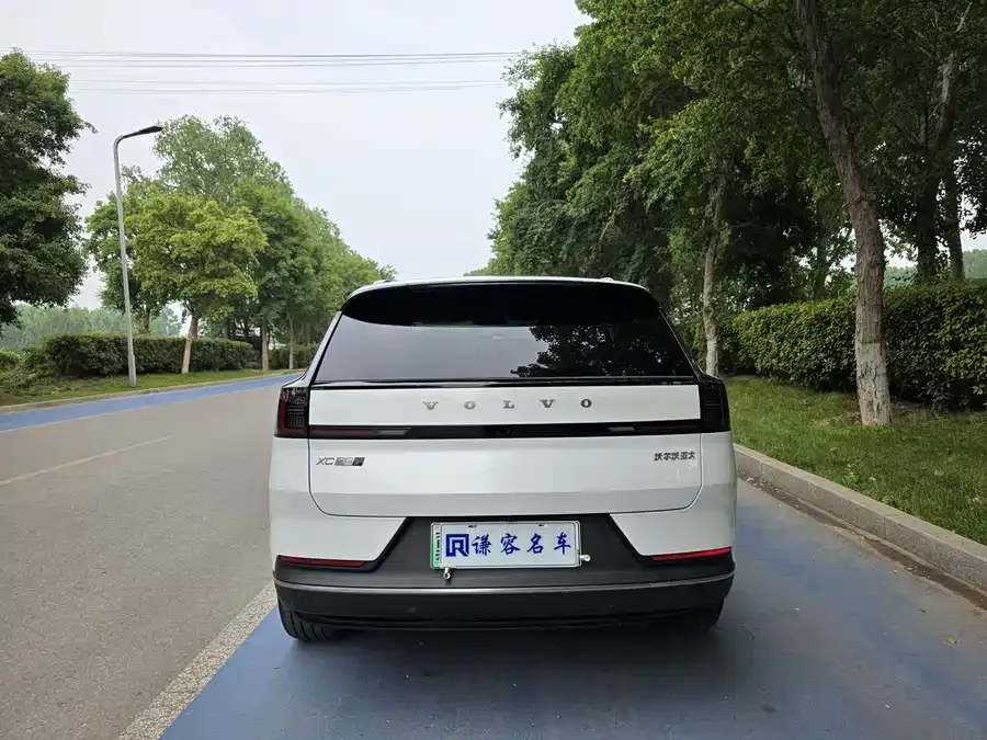 Volvo XC70 plug-in hybrid 2026 four-wheel drive long-range Core 2026 — миниатюра 3