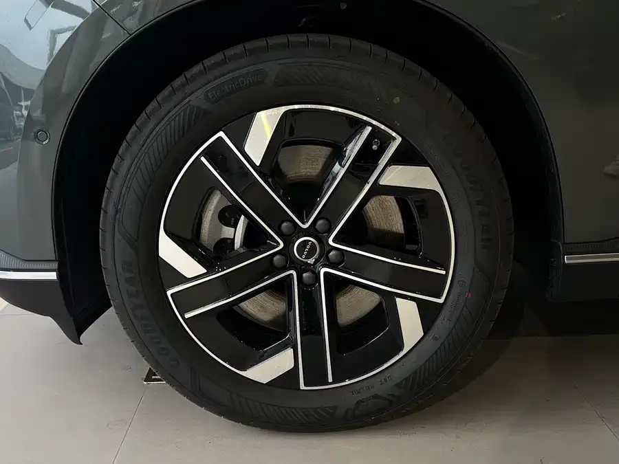 Volvo XC70 plug-in hybrid 2026 four-wheel drive long-range Core 2026 — миниатюра 3