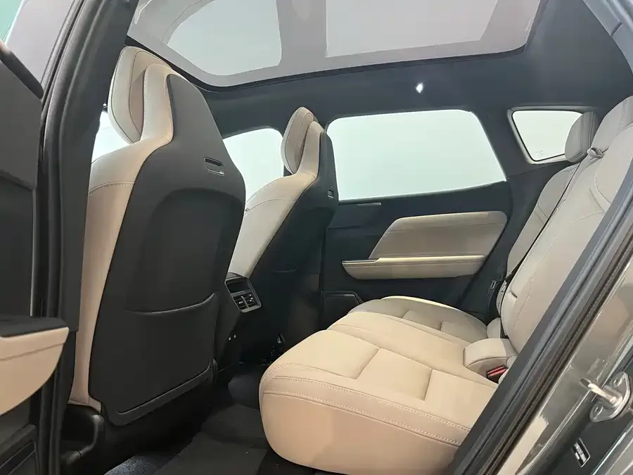 Volvo XC70 plug-in hybrid 2026 four-wheel drive long-range Core 2026 — миниатюра 5