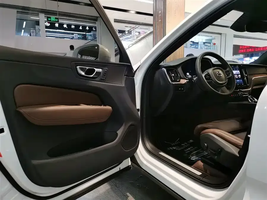 Volvo XC60 Plug-in Hybrid 2025 Plug-in Hybrid Long-range Four-wheel Drive Zhiyuan Luxury Edition 2024 — миниатюра 2