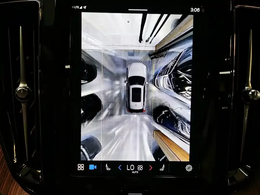 Volvo XC60 Plug-in Hybrid 2025 Plug-in Hybrid Long-range Four-wheel Drive Zhiyuan Luxury Edition 2024 — миниатюра 3