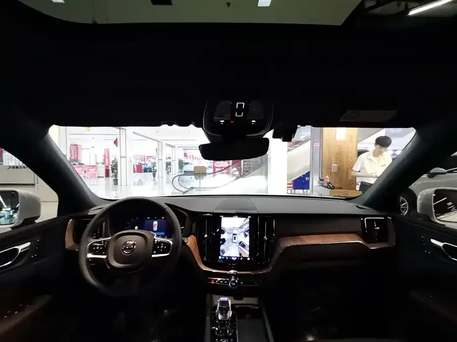 Volvo XC60 Plug-in Hybrid 2025 Plug-in Hybrid Long-range Four-wheel Drive Zhiyuan Luxury Edition 2024 — миниатюра 4