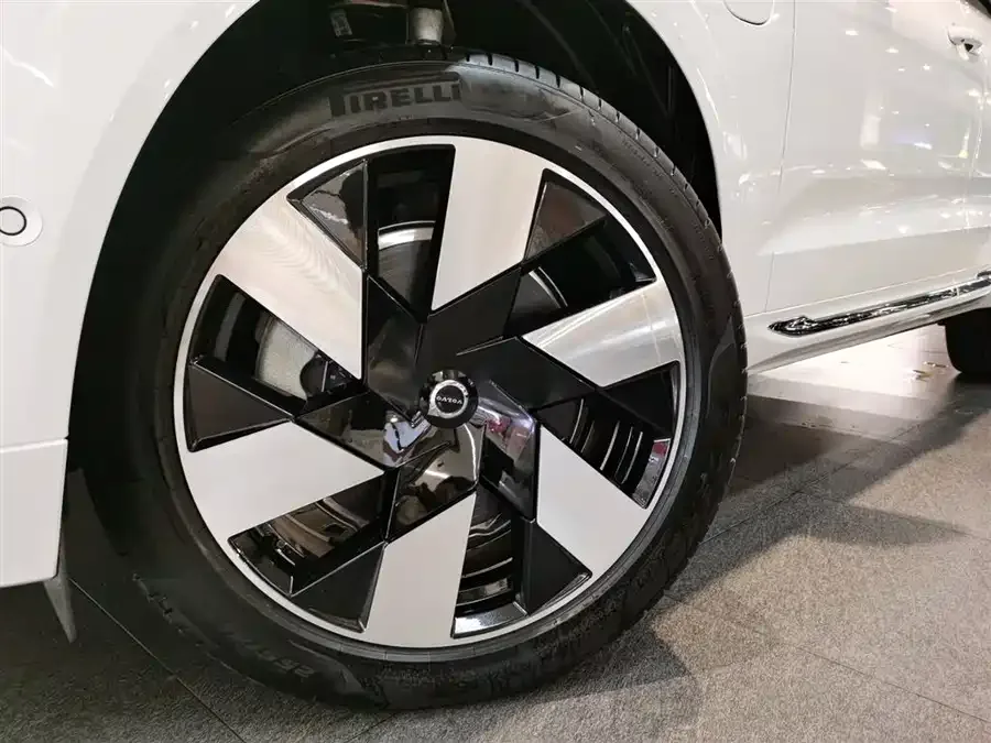 Volvo XC60 Plug-in Hybrid 2025 Plug-in Hybrid Long-range Four-wheel Drive Zhiyuan Luxury Edition 2024 — миниатюра 5