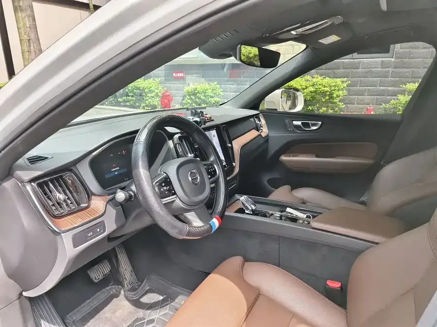 Volvo XC60 Plug-in Hybrid 2025 Plug-in Hybrid Long-range Four-wheel Drive Zhiyuan Luxury Edition 2024 — миниатюра 2