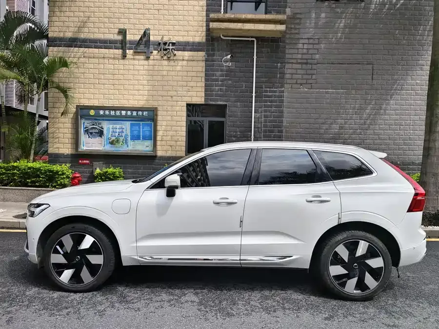 Volvo XC60 Plug-in Hybrid 2025 Plug-in Hybrid Long-range Four-wheel Drive Zhiyuan Luxury Edition 2024 — миниатюра 4