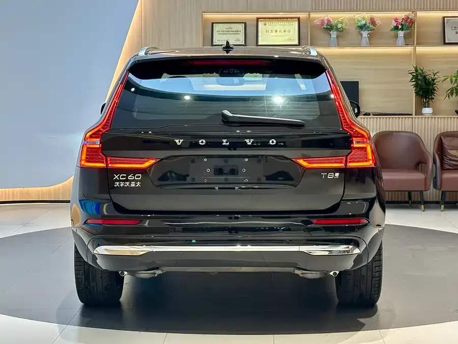 Volvo XC60 Plug-in Hybrid 2025 Plug-in Hybrid Long-range Four-wheel Drive Smart Luxury Edition 2024 — миниатюра 2