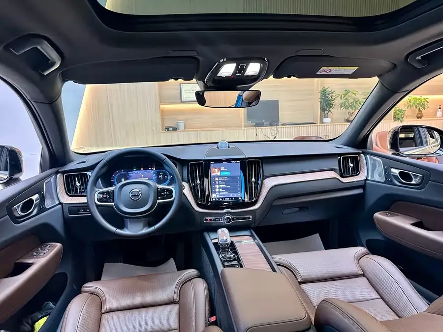 Volvo XC60 Plug-in Hybrid 2025 Plug-in Hybrid Long-range Four-wheel Drive Smart Luxury Edition 2024 — миниатюра 3