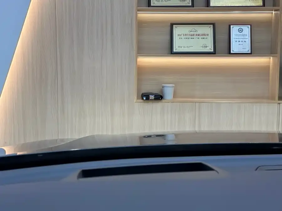 Volvo XC60 Plug-in Hybrid 2025 Plug-in Hybrid Long-range Four-wheel Drive Smart Luxury Edition 2024 — миниатюра 4