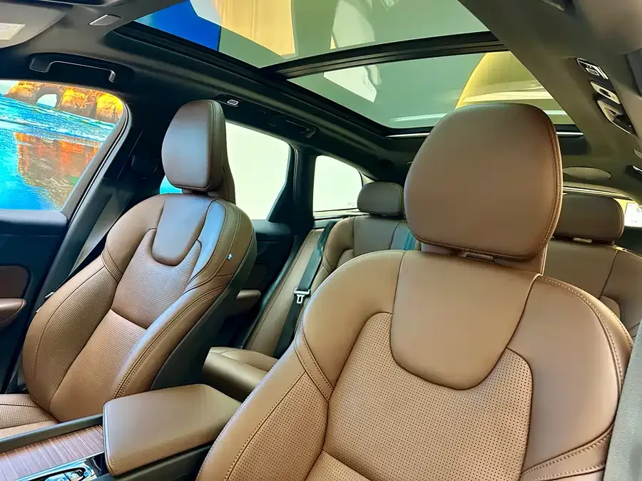 Volvo XC60 Plug-in Hybrid 2025 Plug-in Hybrid Long-range Four-wheel Drive Smart Luxury Edition 2024 — миниатюра 5