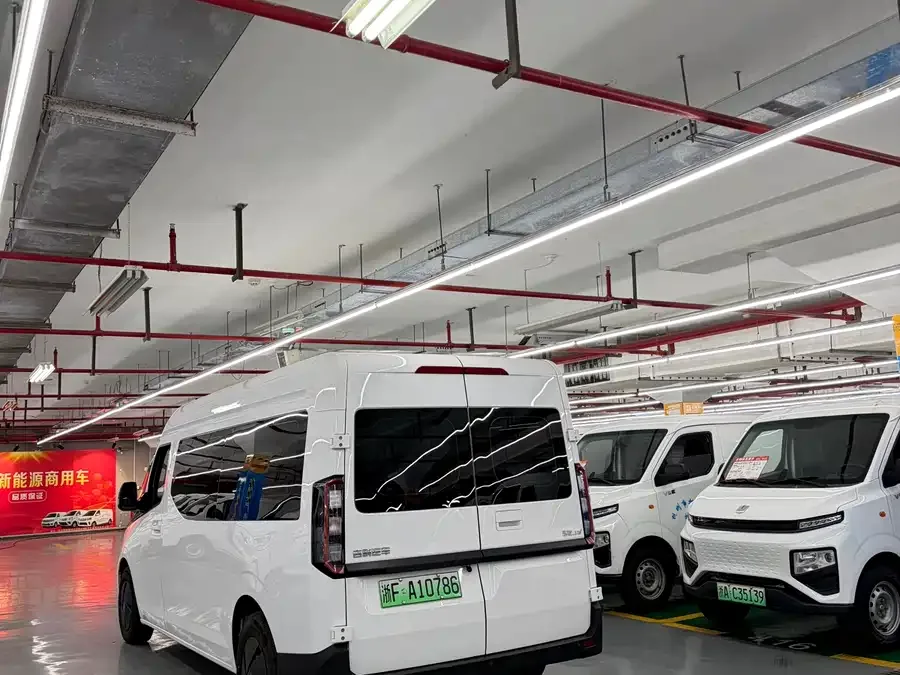 Remote Super VAN 2026 Long Range Super VAN - Mid-wheelbase, Mid-roof, 68kWh 2025 — миниатюра 2