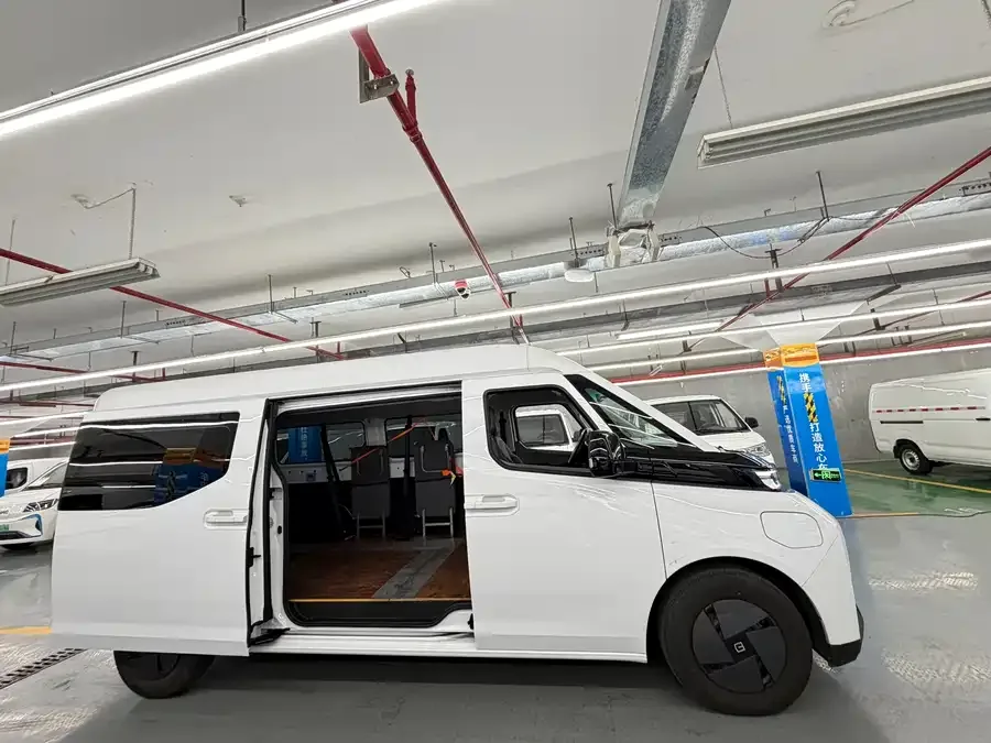 Remote Super VAN 2026 Long Range Super VAN - Mid-wheelbase, Mid-roof, 68kWh 2025 — миниатюра 3