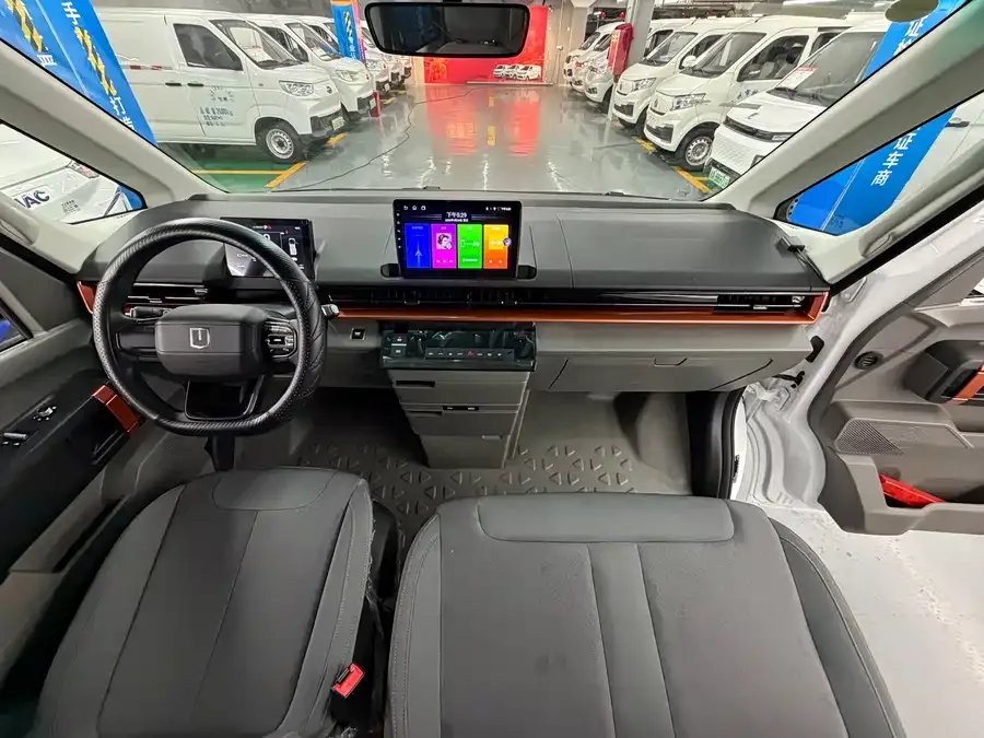 Remote Super VAN 2026 Long Range Super VAN - Mid-wheelbase, Mid-roof, 68kWh 2025 — миниатюра 4
