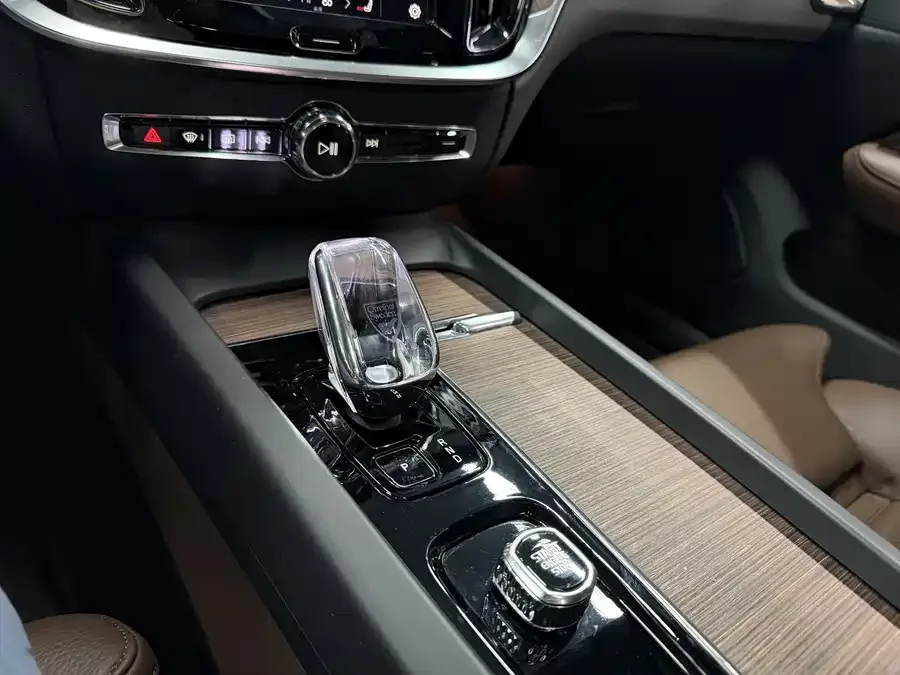 Volvo S60 2023 B4 Zhiyuan Luxury Edition 2023 — миниатюра 5