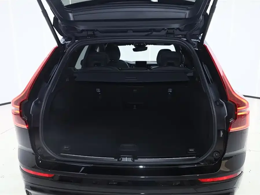 Volvo XC60 2026 B5 4WD Zhiyuan Polar Night Black Edition 2025 — миниатюра 4