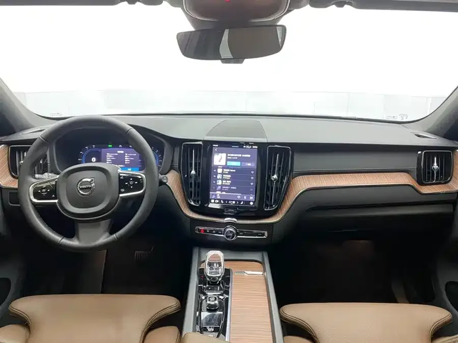 Volvo XC60 2025 B5 4WD Zhiyuan Luxury Edition 2025 — миниатюра 4