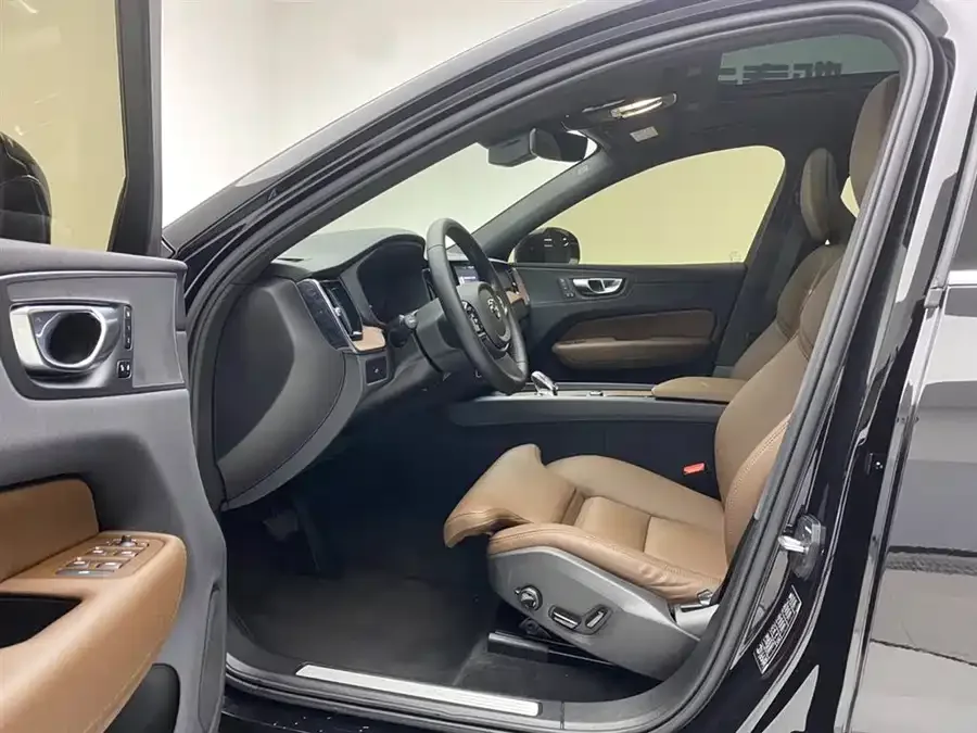 Volvo XC60 2025 B5 4WD Zhiyuan Luxury Edition 2025 — миниатюра 5