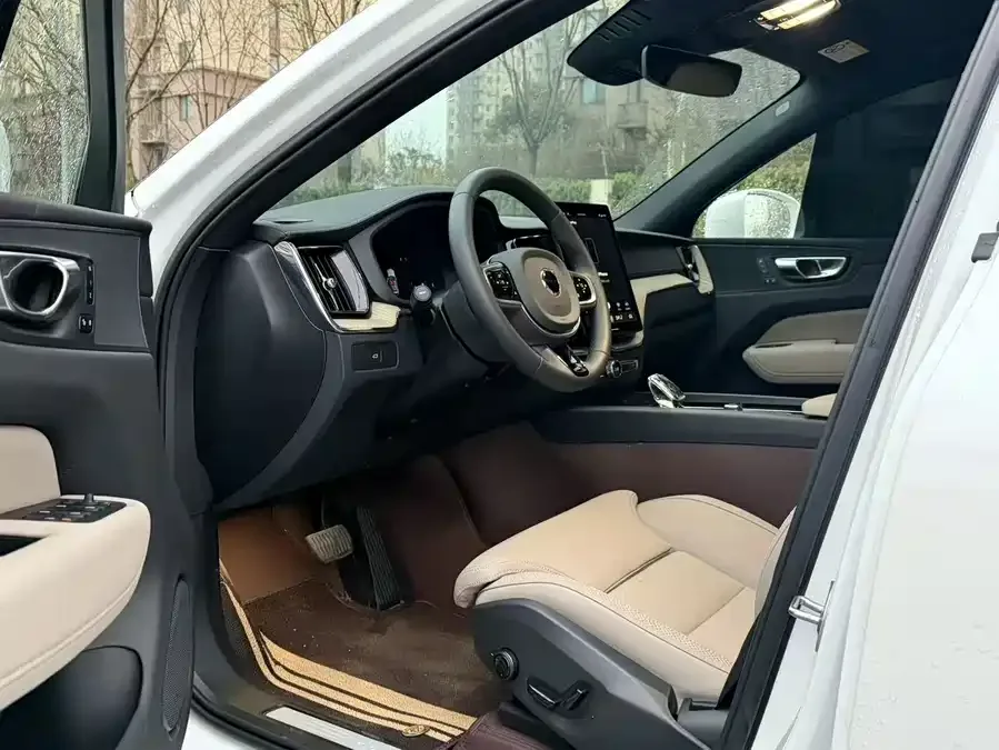 Volvo XC60 2026 B5 4WD Zhiyuan Luxury Edition 2025 — миниатюра 3