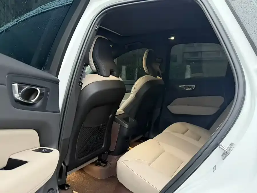 Volvo XC60 2026 B5 4WD Zhiyuan Luxury Edition 2025 — миниатюра 5
