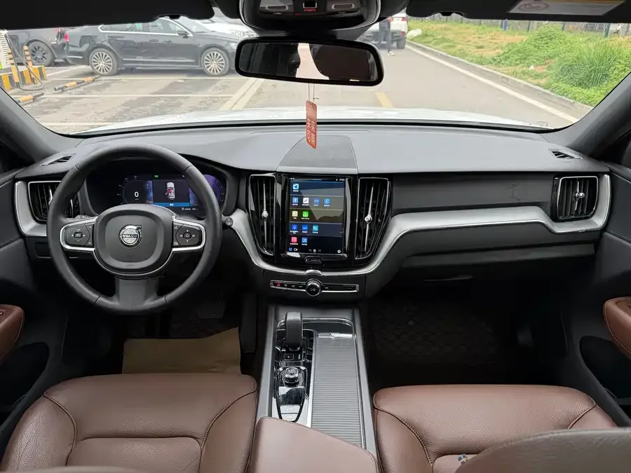 Volvo XC60 2023 B5 4WD Zhiyi Luxury Edition 2022 — миниатюра 4