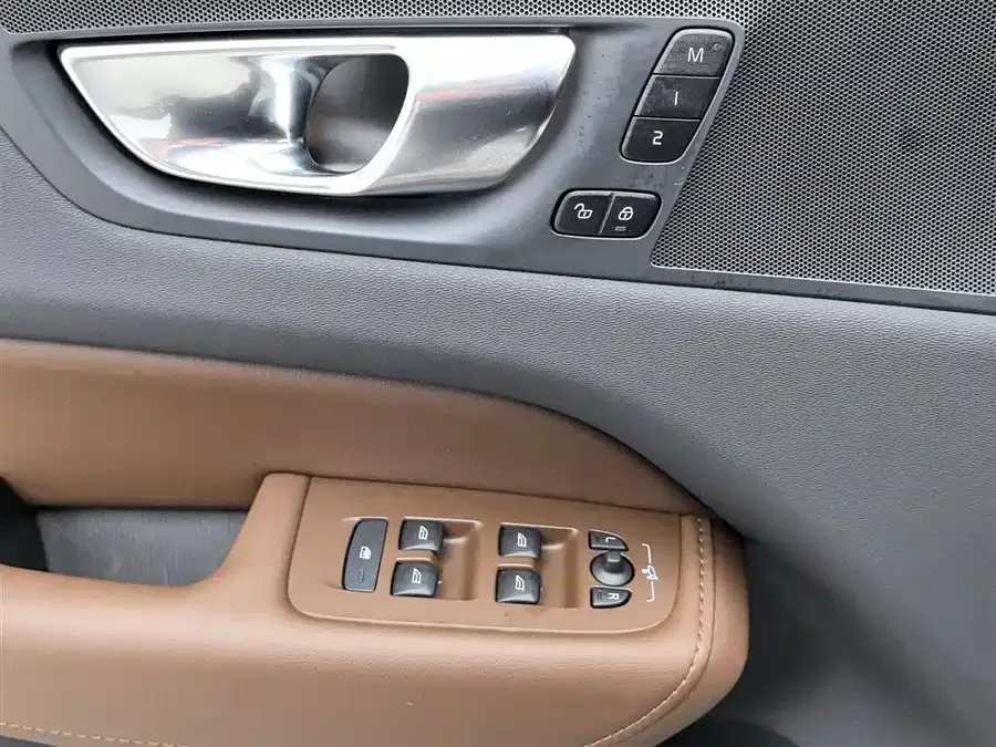 Volvo XC60 2025 B5 4WD Zhiyuan Luxury Edition 2025 — миниатюра 3