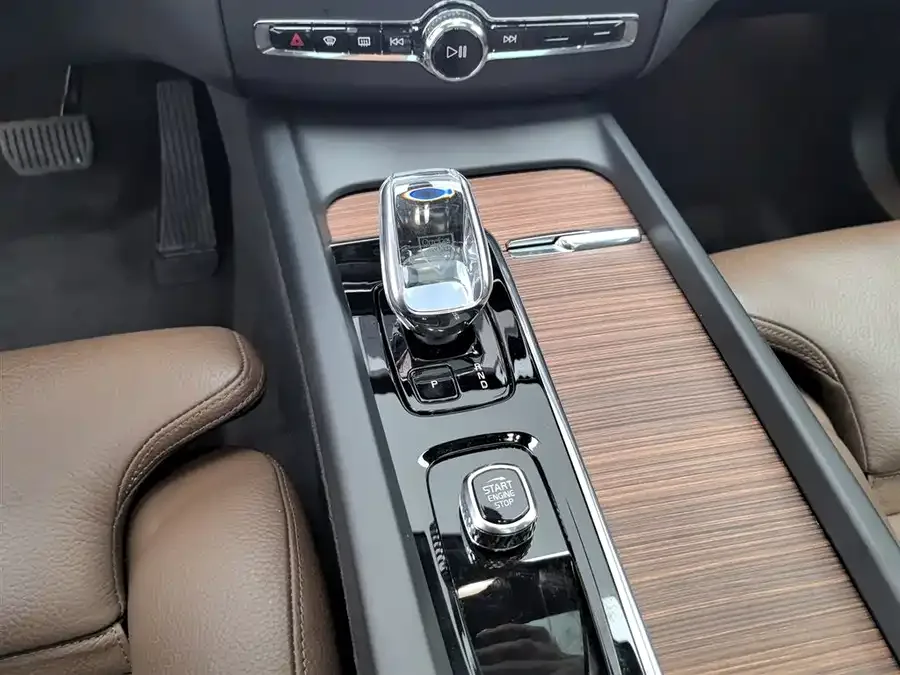 Volvo XC60 2025 B5 4WD Zhiyuan Luxury Edition 2025 — миниатюра 4
