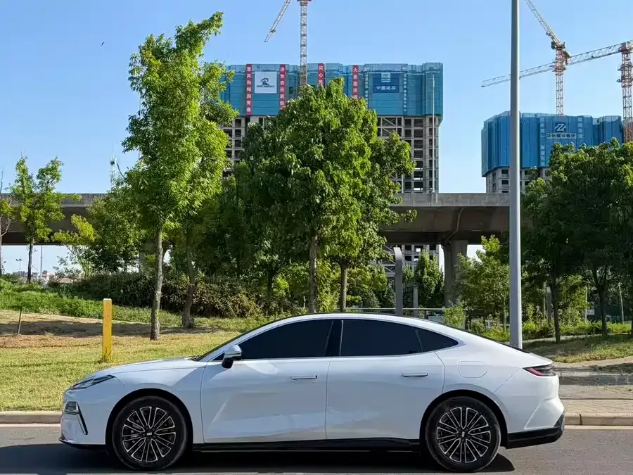 Geely Galaxy Star 8 Galaxy Star 8 2025 130km EM-i Premium Edition 2025 — миниатюра 2
