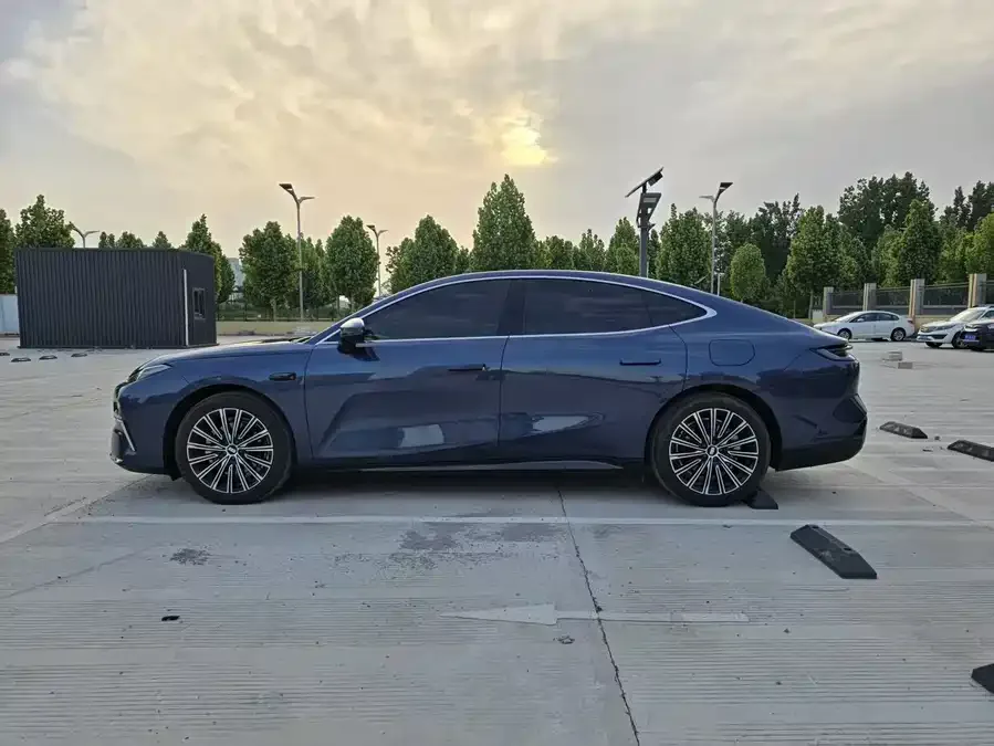 Geely Galaxy Star 8 Galaxy Star 8 2025 130km EM-i Premium Edition 2025 — миниатюра 3