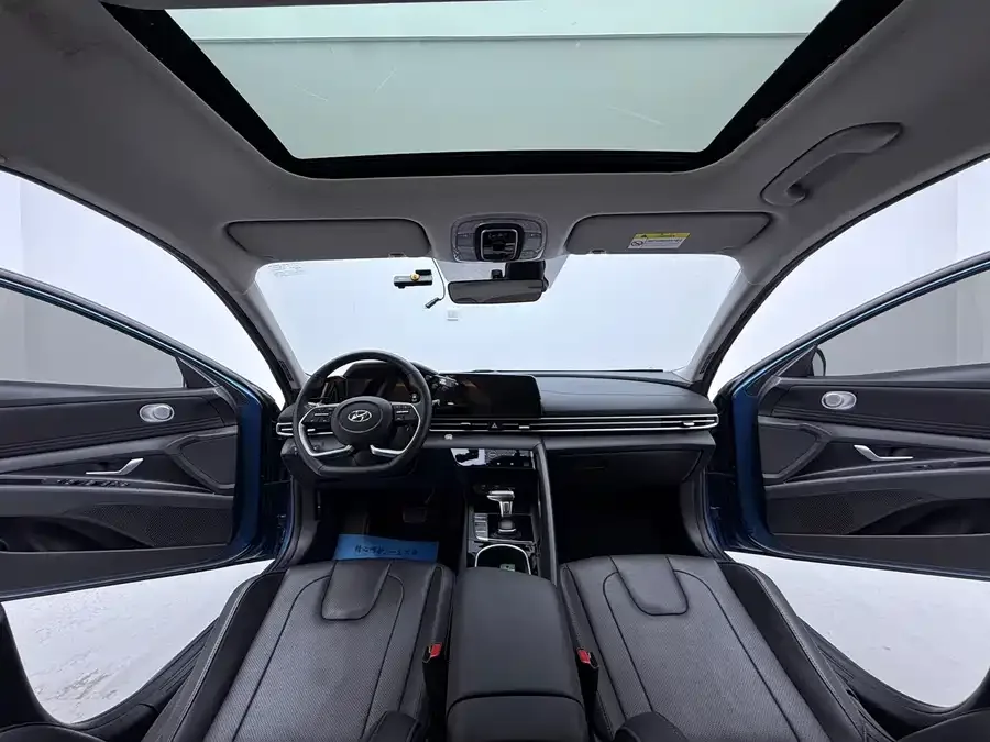 Hyundai Elantra Elantra 2021 1.5L CVT LUX Premium Edition 2022 — миниатюра 2