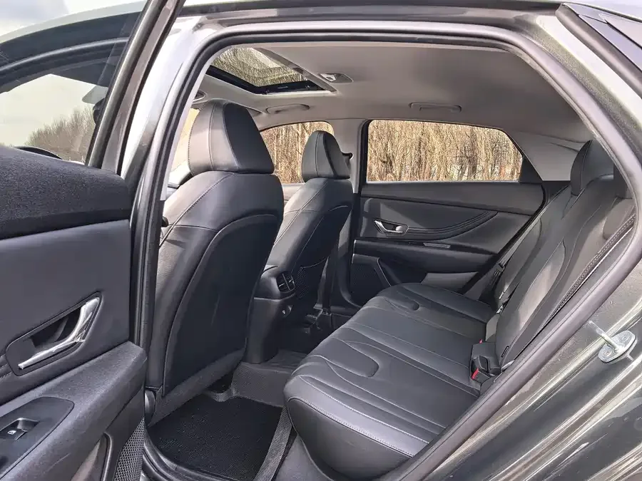 Hyundai Elantra Elantra 2023 1.5L CVT LUX Premium Edition 2023 — миниатюра 3
