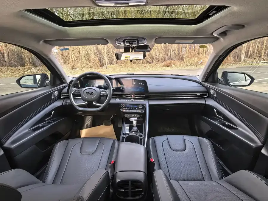 Hyundai Elantra Elantra 2023 1.5L CVT LUX Premium Edition 2023 — миниатюра 4