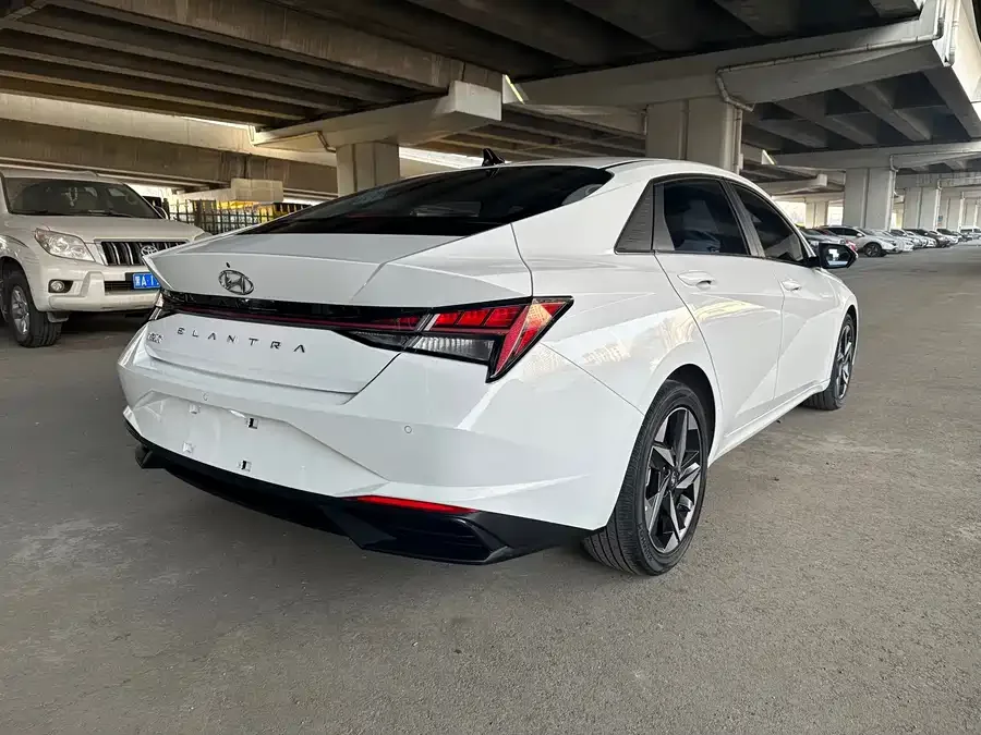 Hyundai Elantra Elantra 2022 1.5L CVT LUX Premium Edition 2023 — миниатюра 3