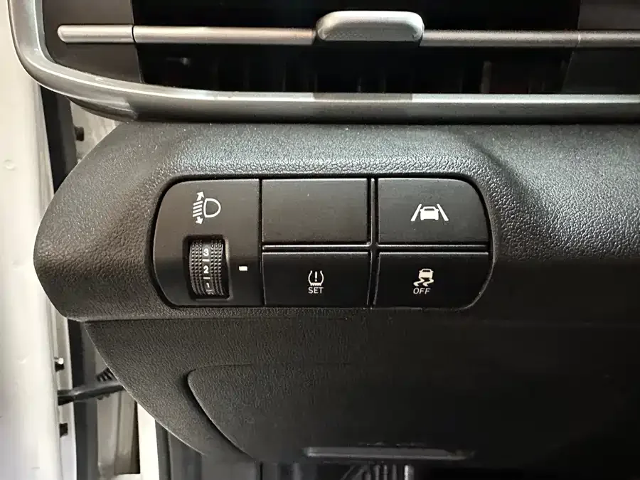 Hyundai Elantra Elantra 2022 1.5L CVT LUX Premium Edition 2023 — миниатюра 4