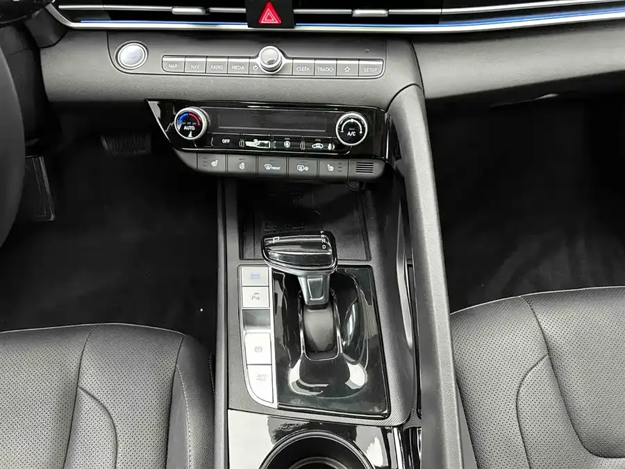Hyundai Elantra Elantra 2023 1.5L CVT TOP Flagship Edition 2023 — миниатюра 2