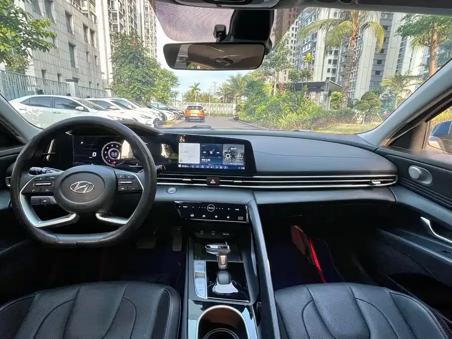 Hyundai Elantra Elantra 2022 1.5L CVT LUX Premium Edition 2022 — миниатюра 2