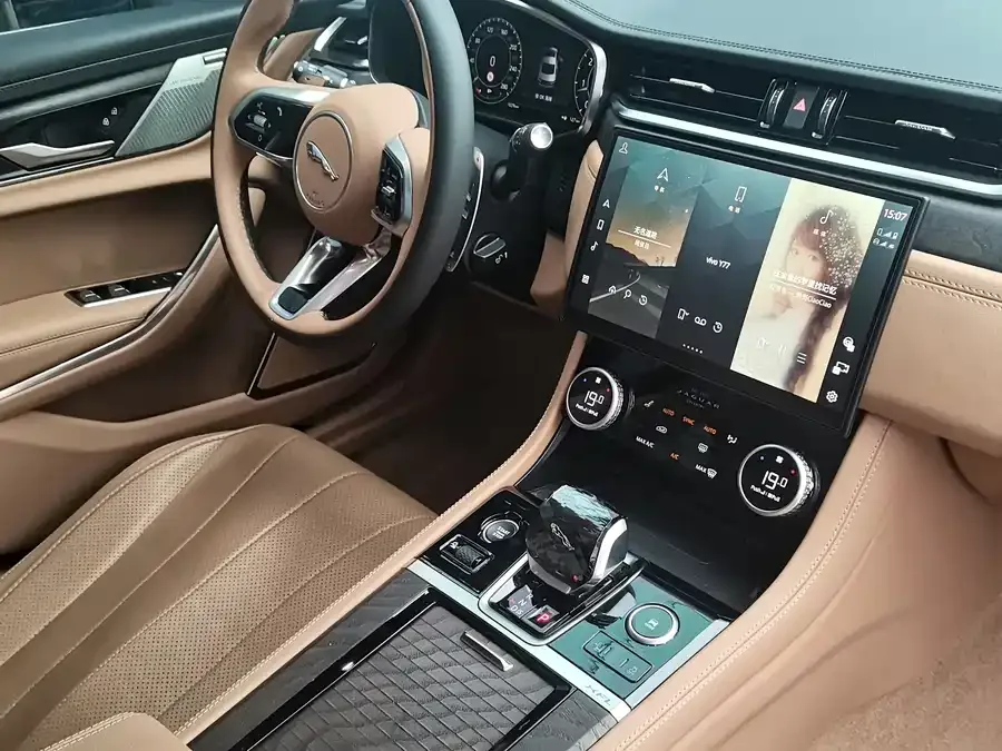Jaguar XFL 2024 2.0T P250 2WD Luxury Edition 2025 — миниатюра 2