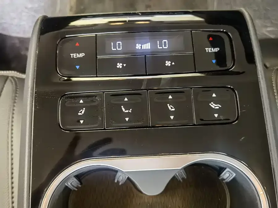 Hongqi E-QM5 Hongqi E-QM5 2021 online charging basic version 4 seats 2026 — миниатюра 4