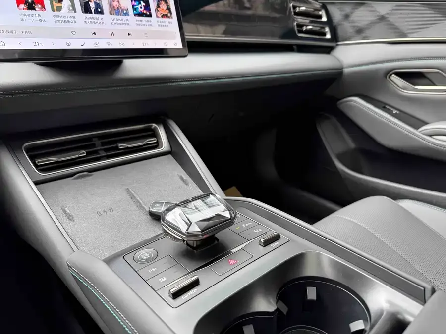 BYD Qin L Qin L 2025 DM-i Intelligent Driving Edition 120KM Beyond Edition 2025 — миниатюра 4