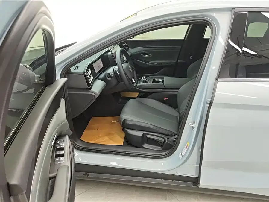 BYD Qin L Qin L 2025 DM-i Intelligent Driving Edition 80KM Leading Edition 2025 — миниатюра 3