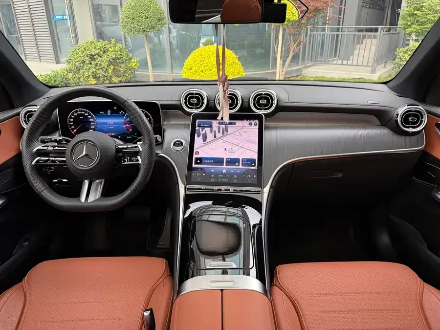 Mercedes-Benz GLC-Class Mercedes-Benz GLC 2024 GLC 260 L 4MATIC luxury 5-seater 2024 — миниатюра 3