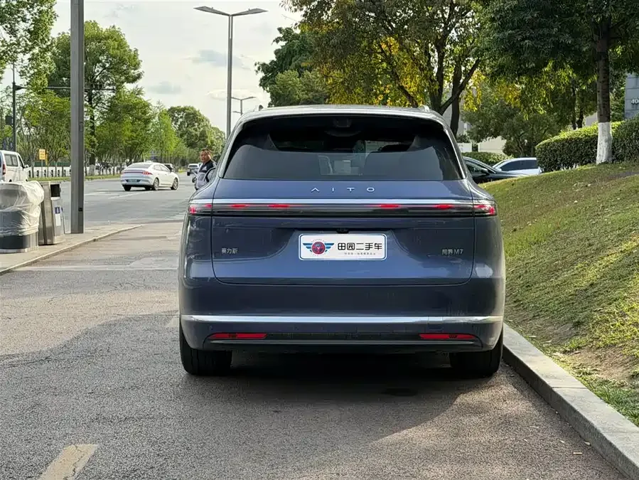 AITO M7 Wenjie M7 2026 Extended Range Ultra 4WD 6-Seater (192-line LiDAR) 2025 — миниатюра 2