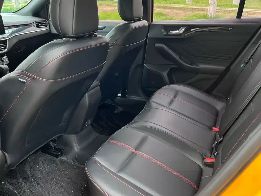 Ford Focus Focus 2022 sedan EcoBoost 180 automatic ST Line 2023 — миниатюра 2