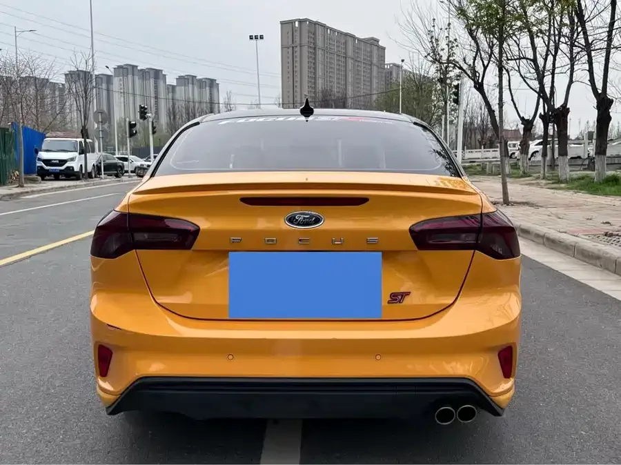 Ford Focus Focus 2022 sedan EcoBoost 180 automatic ST Line 2023 — миниатюра 3