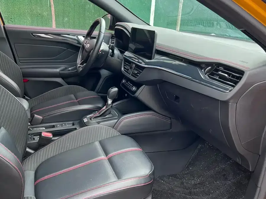 Ford Focus Focus 2022 sedan EcoBoost 180 automatic ST Line 2023 — миниатюра 4